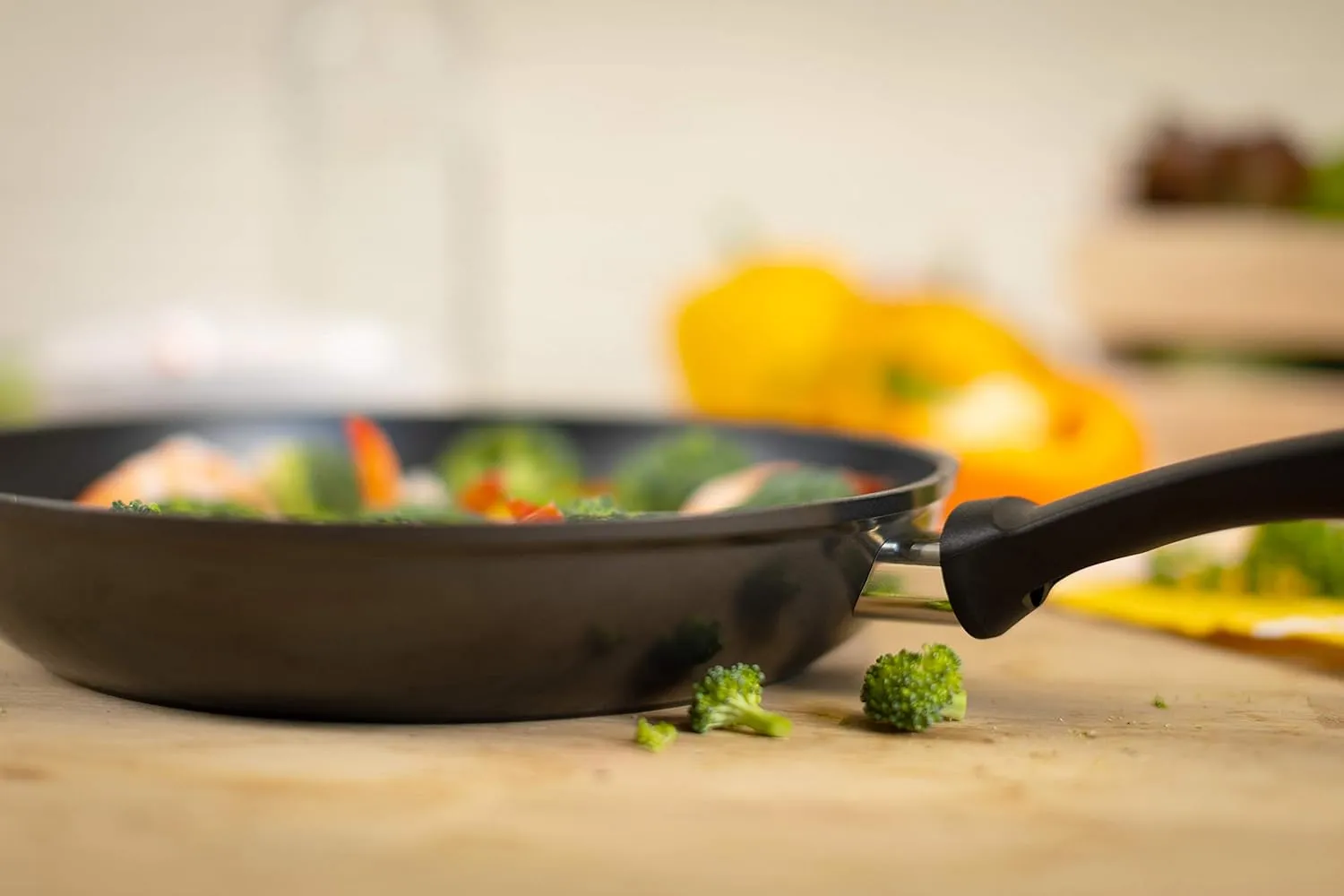 Kuhn Rikon Easy Induction Non Stick Aluminium Frying Pan with Bakelite Handle 24cm. Nonstick Frying Pan Induction Safe Pan. Oven Safe and Dishwasher Safe. Lifetime Kuhn Rikon Cookware Guarantee. Black