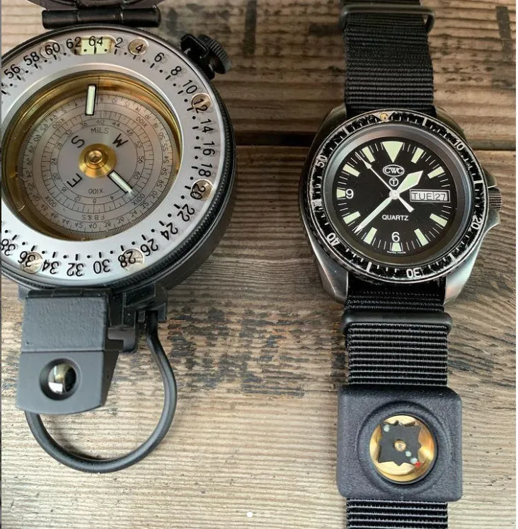 NATO Survival Button Compass / Holder