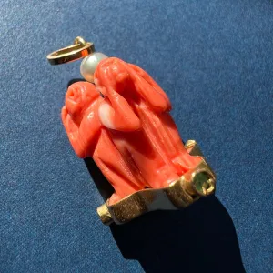 Vintage 18K gold Three wise monkey coral pendant