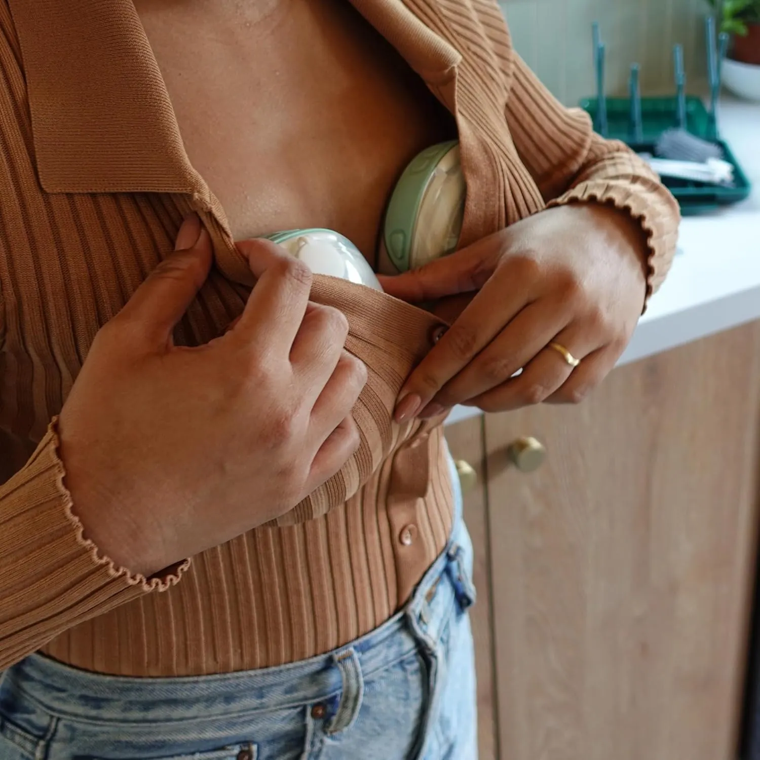 Willow Go - Hands Free Breast Pump - Wearable Breastfeeding Pump - Portable, Electric, Cordless, & 9 Levels of Hospital Grade Suction Strength - Postpartum Essentials - 5oz Reusable Milk Containers